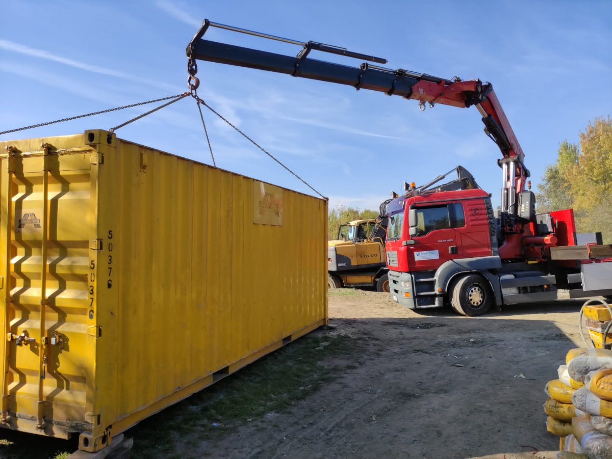 Přeprava skladovacího kontejneru pomocí hydraulické ruky
